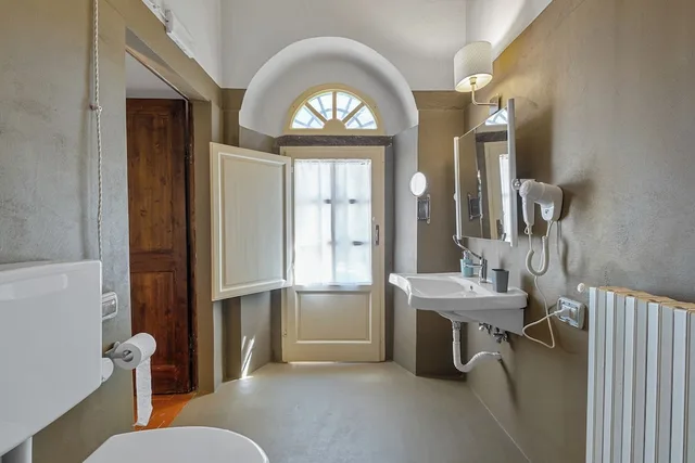 جناح جونيور بسرير كوين مع أريكة لذوي الإعاقة، Locanda Della Fratta 9/9
