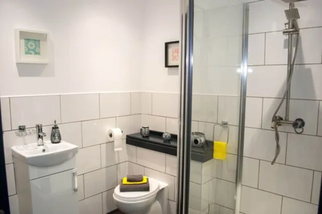Deluxe, Double Bed, Trivelles Regency Nottingham 2/2