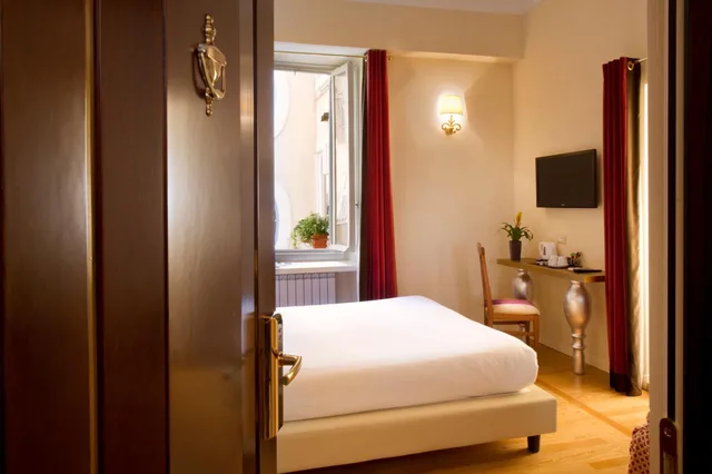 Room, Double Bed, Residenza Frattina 3/5