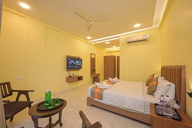 Deluxe, King Bed, Hotel Aristro 7/8