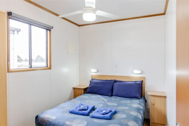 كابينة بسرير مزدوج بغرفة نوم واحدة يُسمح فيها بالحيوانات الأليفة، Sundowner Cabin And Tourist Park 1/4