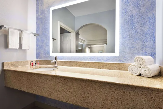جناح بسرير كينج مع أريكة بمطبخ، Days Inn & Suites by Wyndham Houston Hobby Airport 3/3