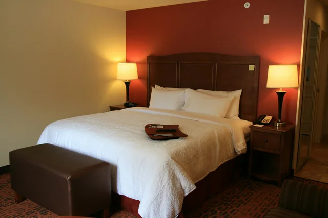 غرفة بسرير كينج، Hampton Inn and Suites Seattle-Airport/28th Ave 1/3