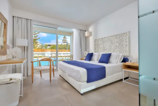 غرفة سوبيريور بسرير مزدوج مع أريكة، ST. CONSTANTIN SEA HOTEL AND SPA RESORT 2/10