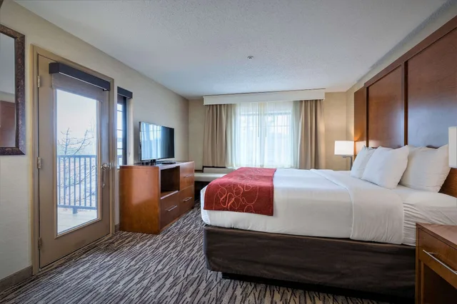 جناح بسرير كينج بشرفة مع أريكة، Comfort Suites At Evergreen Parkway 1/10