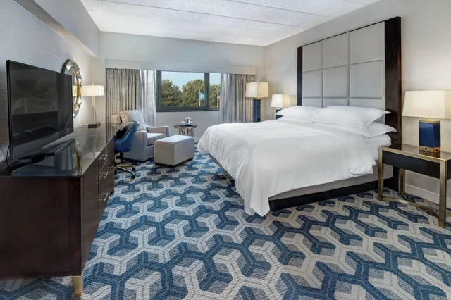 غرفة كلوب بسرير مزدوج، Sheraton Eatontown Hotel 1/4