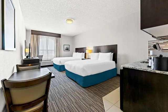 غرفة بسريرين كوين بمطبخ صغير، Best Western Plus Airdrie Gateway 2/4