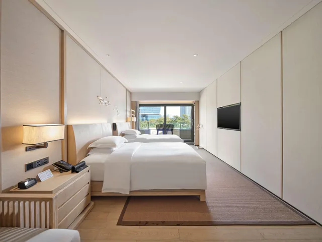 غرفة ديلوكس بسريرين منفصلين بشرفة، Hilton Shenzhen Shekou Nanhai 1/4