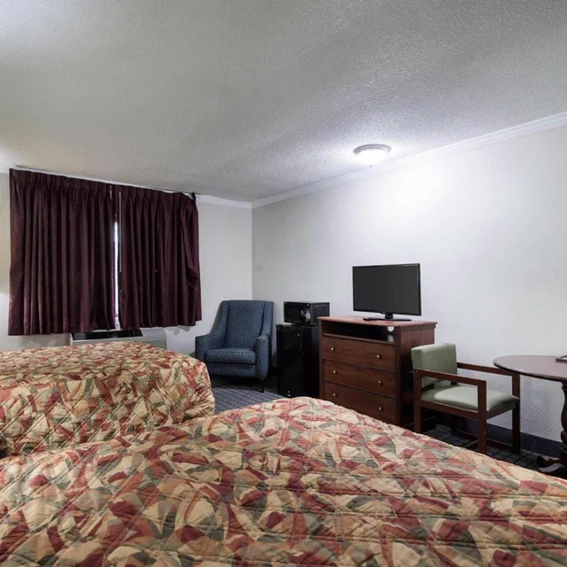 غرفة بسريرين كوين، Rodeway Inn Syracuse Carrier Circle 3/7