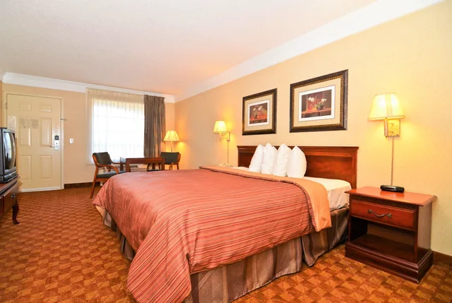 غرفة قياسية بسرير كينج، Peach State Inn & Suites 1/2