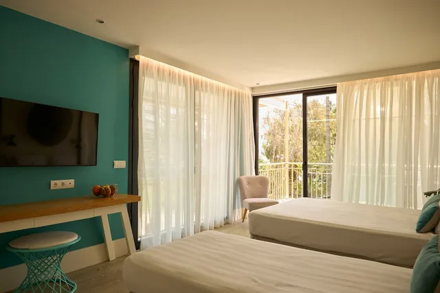 غرفة بانورامية ثلاثية بسرير كينج بإطلالة على البحر بشرفة، Almirante Hotel 1/2