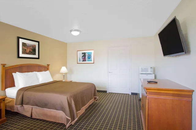 غرفة بسرير كوين، Howard Johnson by Wyndham St. George Hotel & Suites 1/4