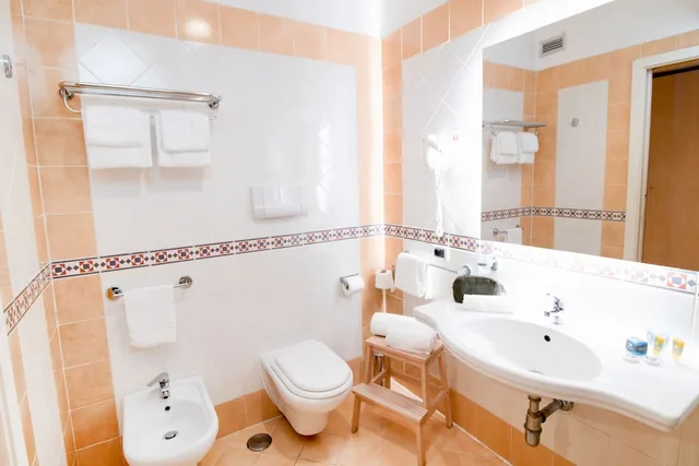 غرفة كومفورت بسرير مزدوج بإطلالة جزئية على البحر، Hotel Rivage Sorrento 1/2
