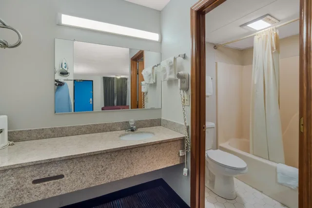 غرفة بسرير كينج بحوض استحمام، Rodeway Inn Augusta West - Fort Gordon 7/7
