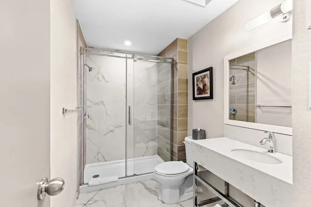 جناح بسرير كينج مع أريكة، Best Western Plus Montreal East 2/2