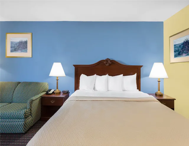 غرفة بسرير كينج للمدخنين، Days Inn by Wyndham Mocksville 2/2