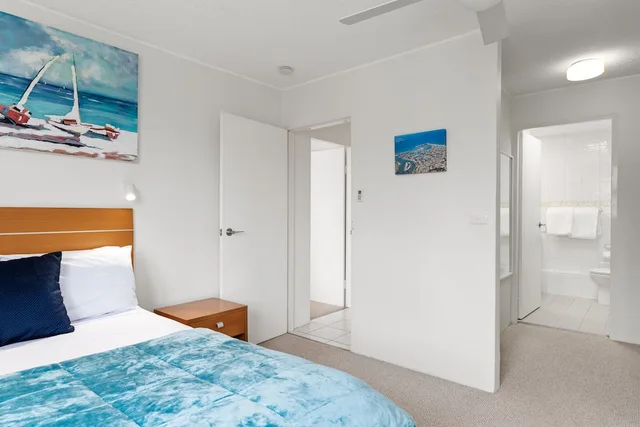 1 Bedroom, Deluxe, Apartment, Queen Bed, Garden View, 84 The Spit Holiday Apartments 4/8