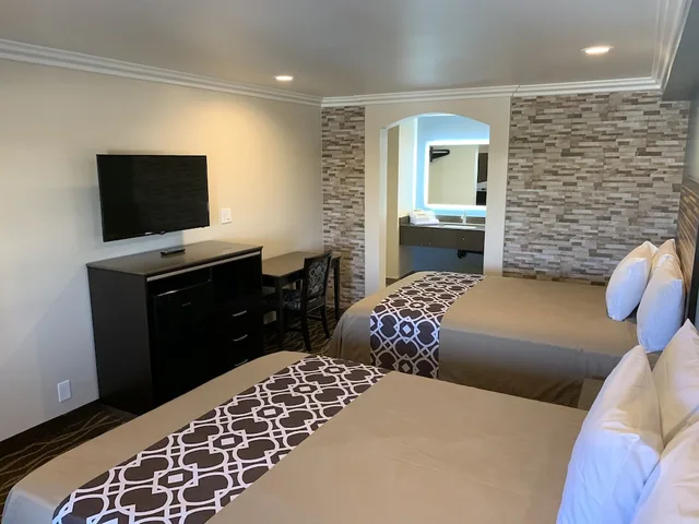 غرفة ديلوكس بسريرين كوين، Industry Inn Amp Suites 3/5