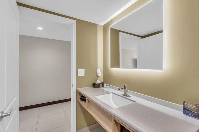 غرفة كومفورت مفردة بسرير كينج، Baymont by Wyndham Kansas City North 5/5