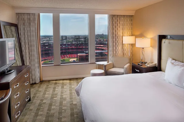 غرفة تنفيذية بسرير كينج مع دخول صالة النادي، Hilton St. Louis at the Ballpark 9/10