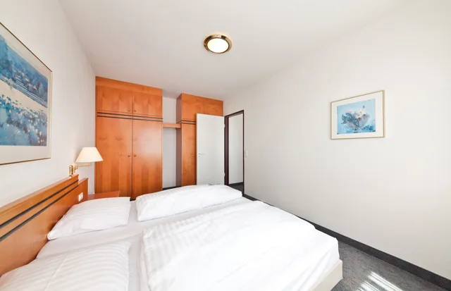 غرفة ثلاثية بسرير مزدوج مع أريكة بمطبخ صغير، acora Leipzig Living the City 1/9