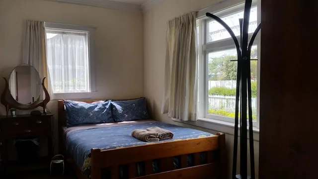 غرفة بسرير كوين بحمام مشترك، Designer Cottage 1/3