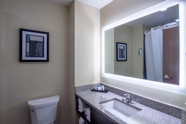غرفة ديلوكس بسرير كينج، Cobblestone Inn & Suites - St. Mary S 6/8