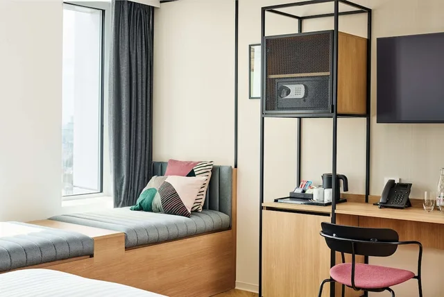 Connecting, Family, Multiple Beds، H4 Wyndham Paris Pleyel 7/9