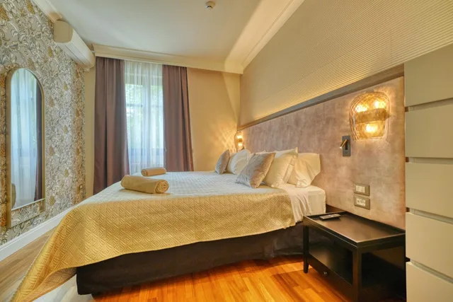 جناح كبير بإطلالة على البحيرة بشرفة بغرفتي نوم، Palazzo Della Scala 3/10