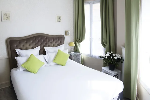 غرفة بسرير كوين، HOTEL DE LA MOTTE PICQUET 1/6