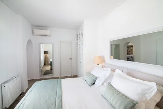 جناح بسرير كينج بإطلالة جزئية على البحر مع أريكة، Aqua Luxury Suites 1/10