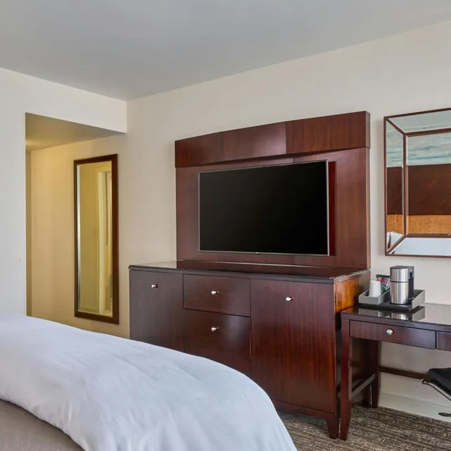 Deluxe, King Bed, River View, The Westin Washington National Harbor 3/7