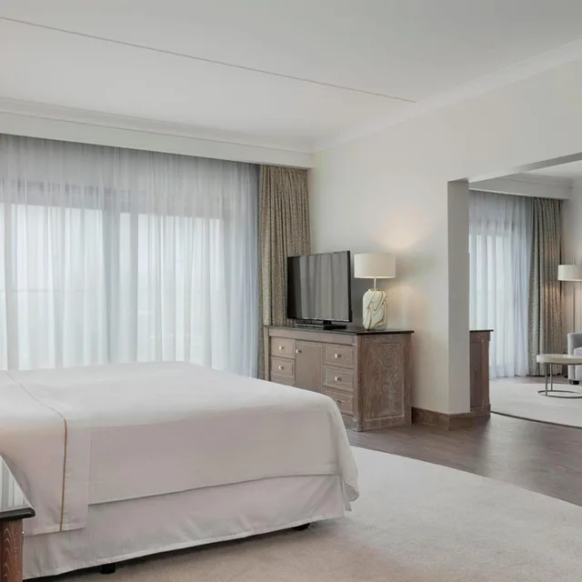 جناح تنفيذي بسرير كينج بإطلالة على البحر، The Westin Dragonara Resort Malta 1/5