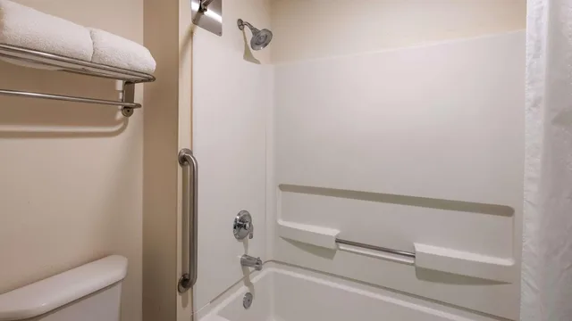 جناح بسرير كينج بغرفة نوم واحدة مع أريكة، Best Western Plus Peoria 2/2