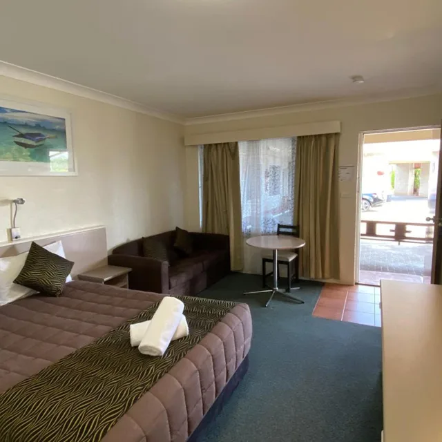 Executive, Suite, Sapphire City Motor Inn Inverell 2/8