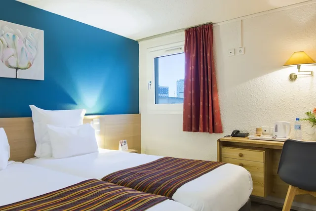 غرفة قياسية بسريرين منفصلين، Comfort Hotel Montlucon 1/5