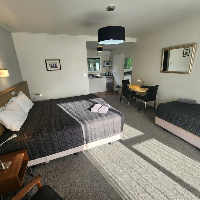 Premier, Twin Beds, 1 King and 1 Single Beds, 16 Northgate Motor Lodge 3/7