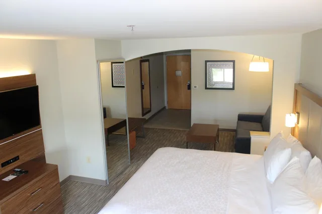 استوديو بسرير كوين لذوي الإعاقة، Holiday Inn Express Forest City 1/2