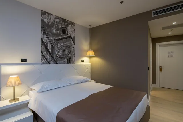 غرفة سوبيريور بسرير كوين بإطلالة على المدينة مع أريكة، Cornaro Hotel 3/9