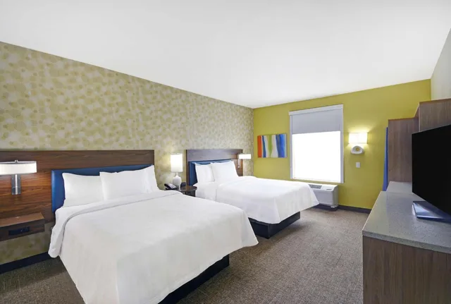 جناح بسريرين كوين بغرفة نوم واحدة مع أريكة، Home2 Suites By Hilton Dallas Desoto 1/5