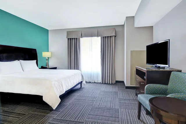 غرفة بسرير كينج، Hilton Garden Inn Fayetteville 1/5