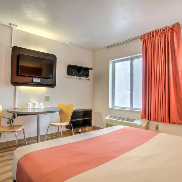 1 Queen Bed - Non-Smoking, Micfridge، Motel6 Bozeman, MT 6/10