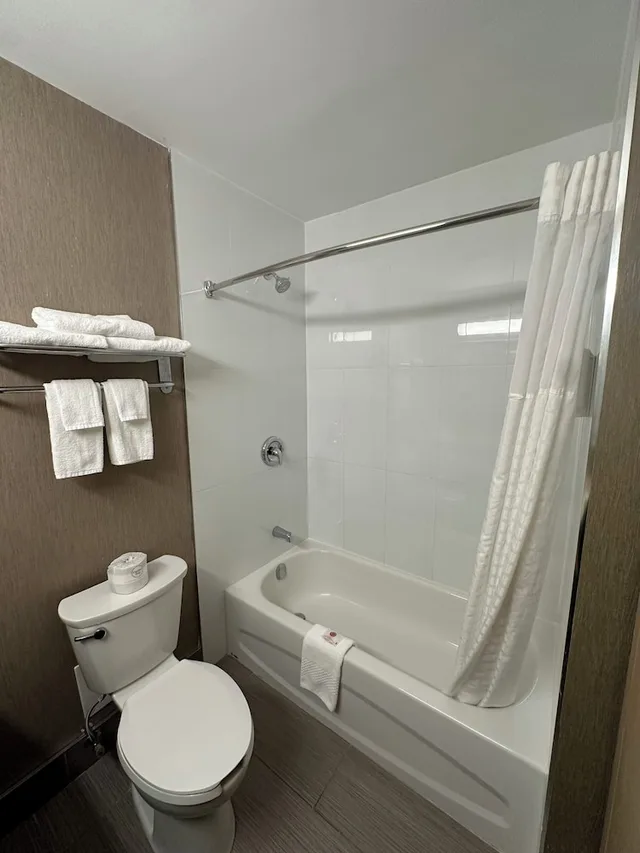 غرفة قياسية بسريرين كوين، Comfort Inn Port Hope 3/3
