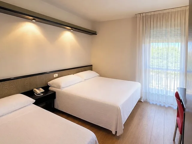 غرفة قياسية ثلاثية بسرير مزدوج وسرير فردي، HOTEL PARIGI 2 4/7