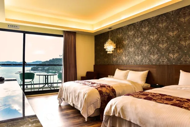 غرفة رباعية بسريرين مزدوجين بإطلالة على البحيرة، Miracolo View Hotel 1/2