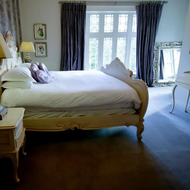 جناح بسرير كوين، Mitton Hall 1/4