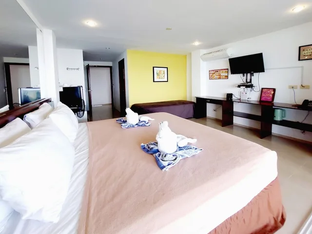 غرفة ديلوكس بسرير كينج بإطلالة على البحر بشرفة، Bohol Vantage Resort 1/3