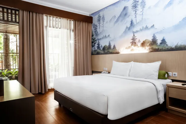 غرفة ديلوكس بسرير كينج بشرفة، Green Forest Resort & Wedding Bandung 1/1