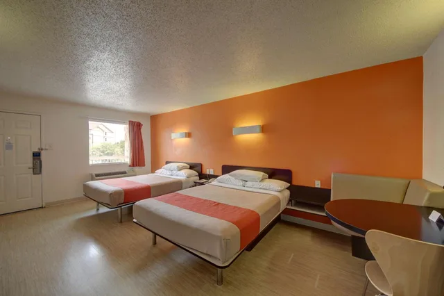 غرفة بسريرين كوين لذوي الإعاقة، Motel6 San Antonio, TX - Downtown - Market Square 4/10