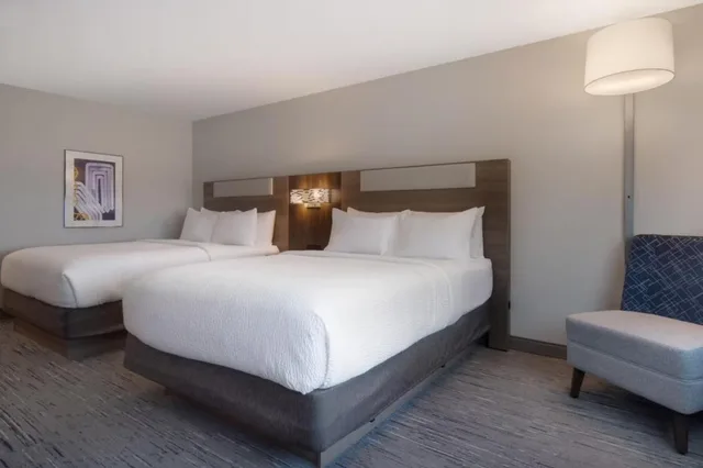 غرفة بسرير كينج وسريرين كوين بإطلالة على البحيرة، Holiday Inn Express & Suites Oscoda, an IHG Hotel 2/3